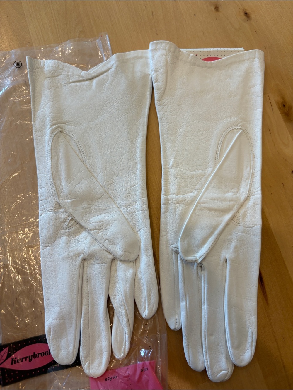 Vintage new in package White Leather Gloves with Embroidered Detail - Picture 2 of 9